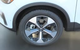 Volvo XC40 Plus B5 AWD 2026 — side view