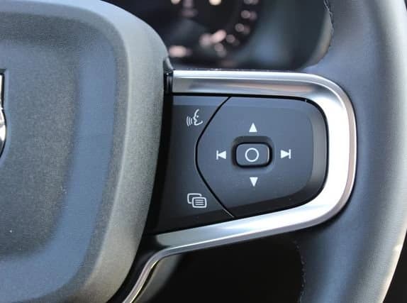 Volvo XC40 Plus B5 AWD 2026 — side view