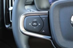 Volvo XC40 Plus B5 AWD 2026 — side view