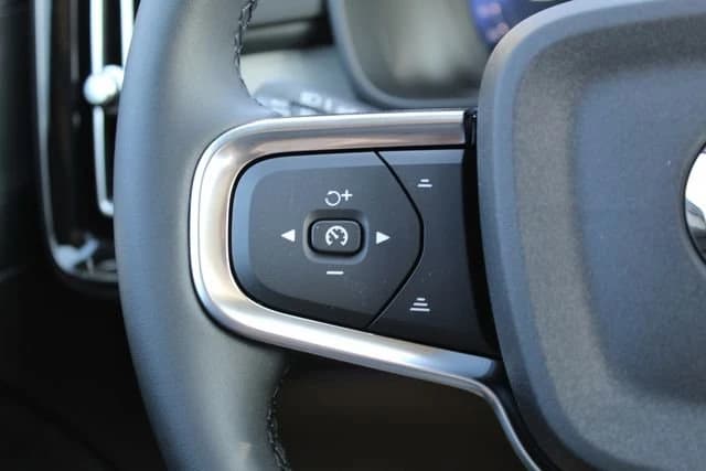 Volvo XC40 Plus B5 AWD 2026 — side view
