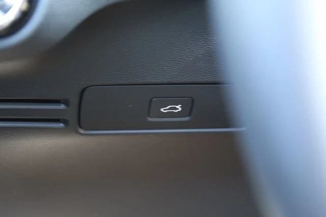 Volvo XC40 Plus B5 AWD 2026 — side view