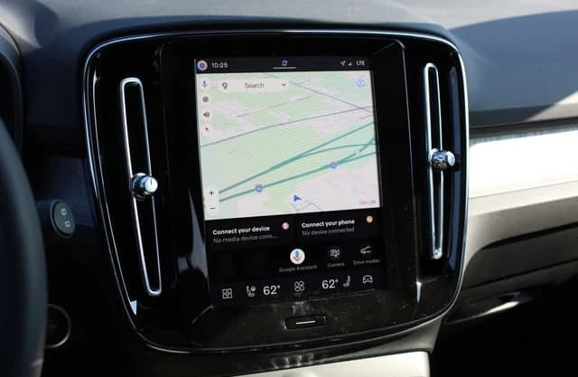 Volvo XC40 Plus B5 AWD 2026 — side view