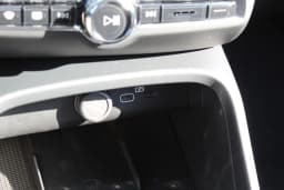 Volvo XC40 Plus B5 AWD 2026 — side view