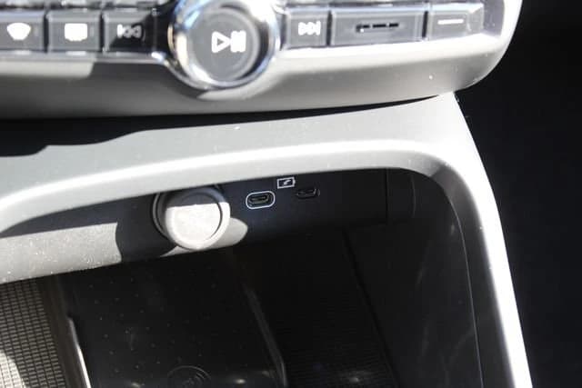 Volvo XC40 Plus B5 AWD 2026 — side view