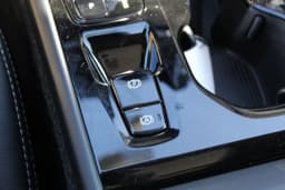 Volvo XC40 Plus B5 AWD 2026 — side view