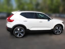 Volvo XC40 Plus B5 AWD 2026 — side view