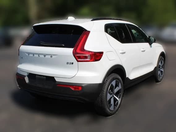 Volvo XC40 Plus B5 AWD 2026 — side view