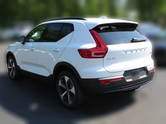 Volvo XC40 Plus B5 AWD 2026 — side view