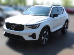 Volvo XC40 Plus B5 AWD 2026 — side view