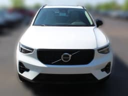 Volvo XC40 Plus B5 AWD 2026 — side view