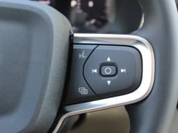 Volvo XC40 Plus B5 AWD 2026 — side view