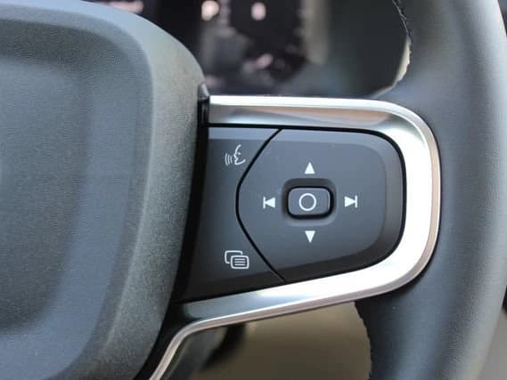 Volvo XC40 Plus B5 AWD 2026 — side view