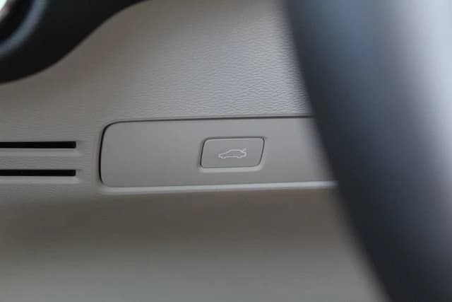 Volvo XC40 Plus B5 AWD 2026 — side view