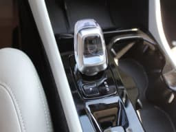 Volvo XC40 Plus B5 AWD 2026 — side view