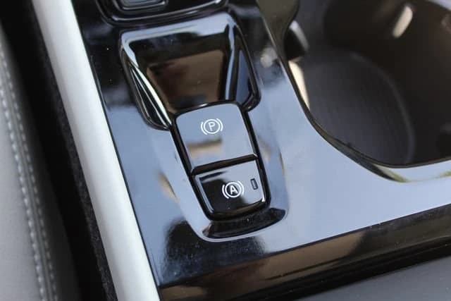 Volvo XC40 Plus B5 AWD 2026 — side view