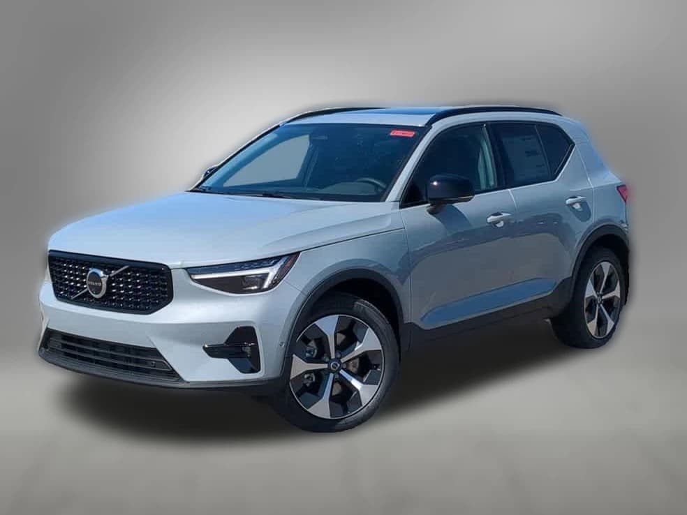 Volvo XC40 Plus B5 AWD 2026 — side view