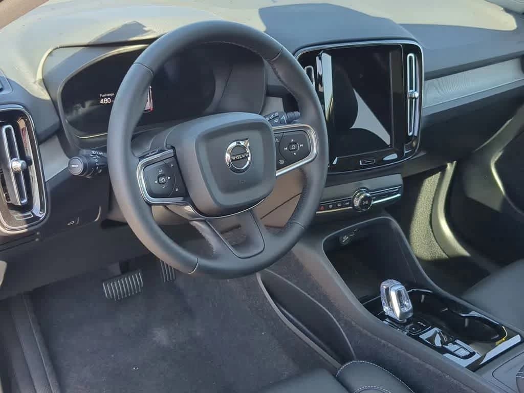 Volvo XC40 Plus B5 AWD 2026 — side view