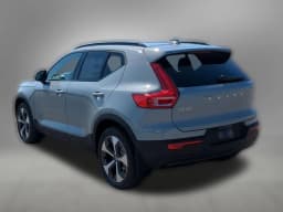 Volvo XC40 Plus B5 AWD 2026 — side view