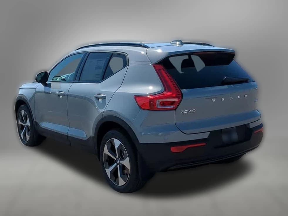 Volvo XC40 Plus B5 AWD 2026 — side view
