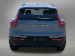 Volvo XC40 Plus B5 AWD 2026 — side view