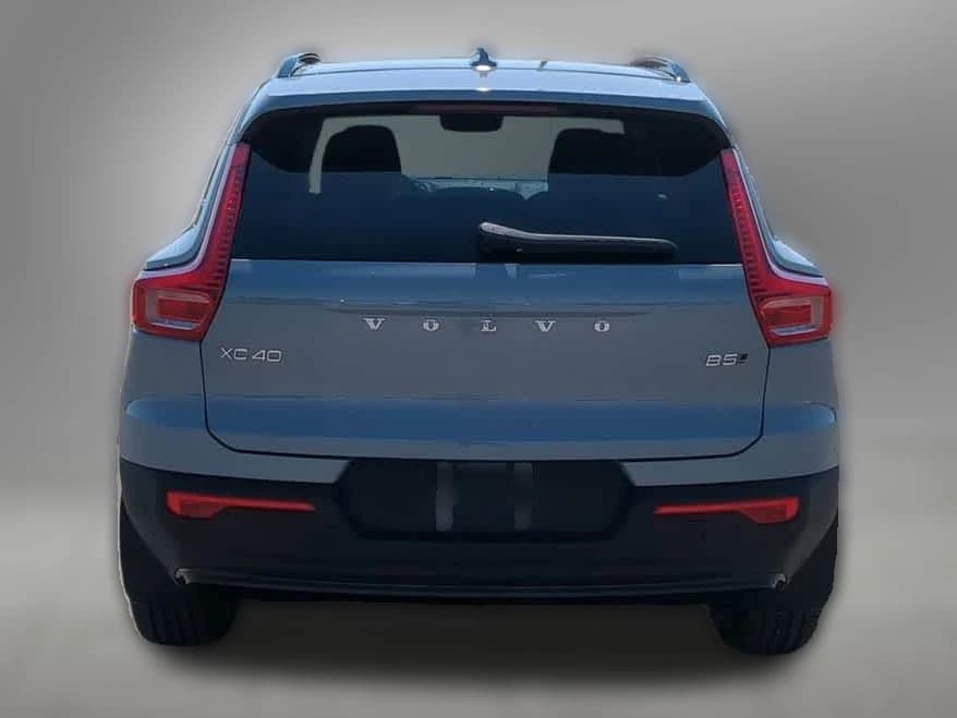 Volvo XC40 Plus B5 AWD 2026 — side view