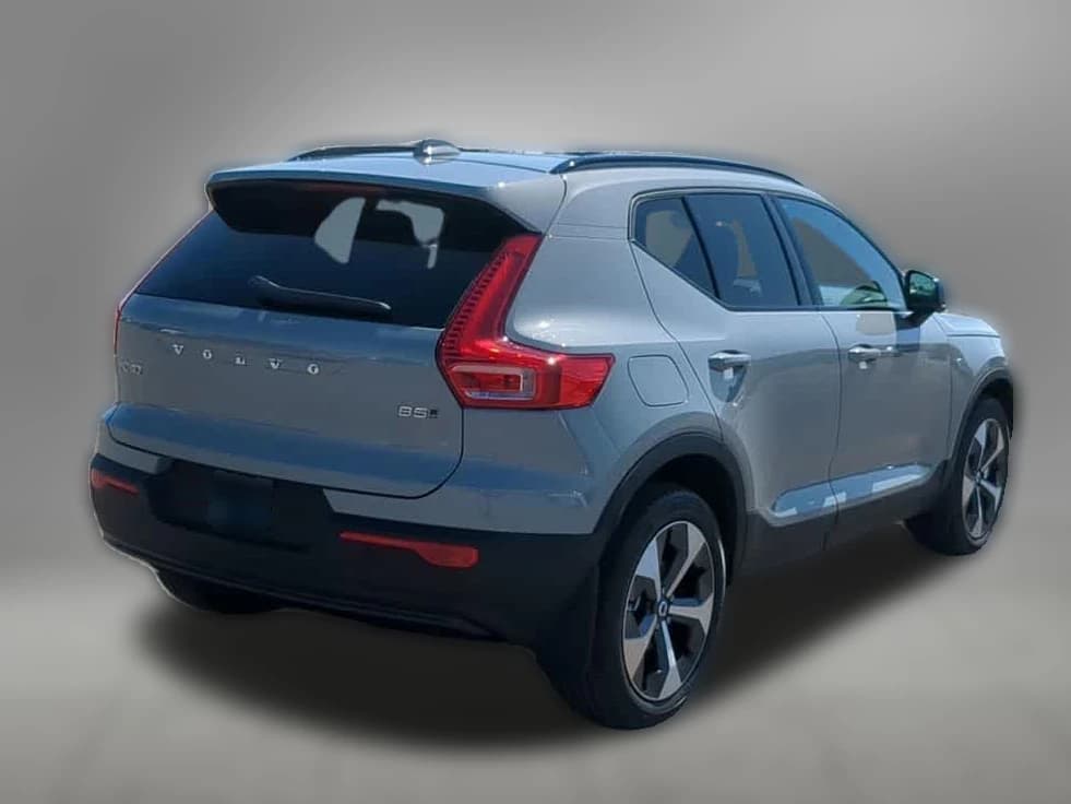 Volvo XC40 Plus B5 AWD 2026 — side view