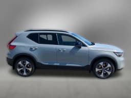 Volvo XC40 Plus B5 AWD 2026 — side view