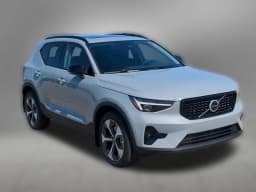 Volvo XC40 Plus B5 AWD 2026 — side view