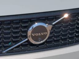 Volvo XC40 Plus B5 AWD 2026 — side view