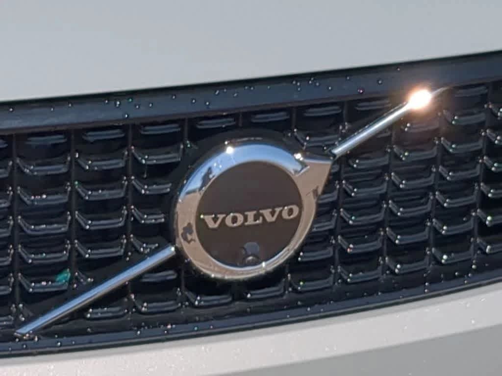 Volvo XC40 Plus B5 AWD 2026 — side view