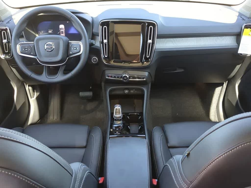 Volvo XC40 Plus B5 AWD 2026 — side view