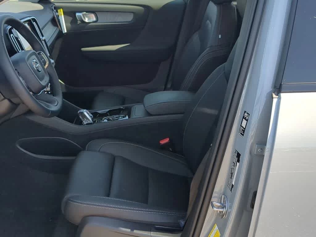 Volvo XC40 Plus B5 AWD 2026 — side view