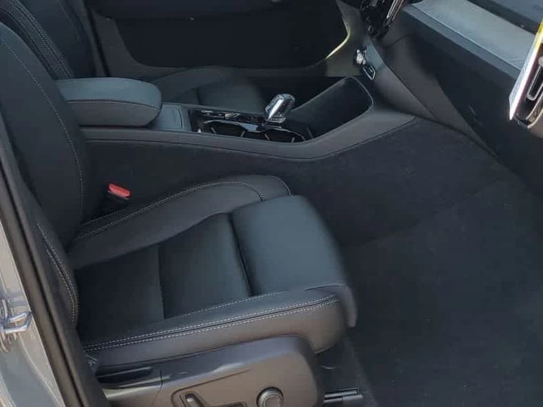 Volvo XC40 Plus B5 AWD 2026 — side view