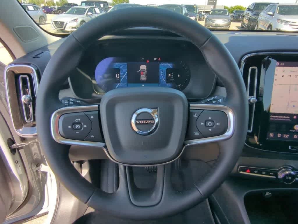 Volvo XC40 Plus B5 AWD 2026 — side view