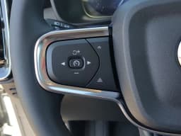 Volvo XC40 Plus B5 AWD 2026 — side view