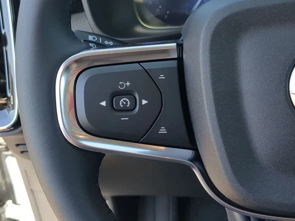 Volvo XC40 Plus B5 AWD 2026 — side view