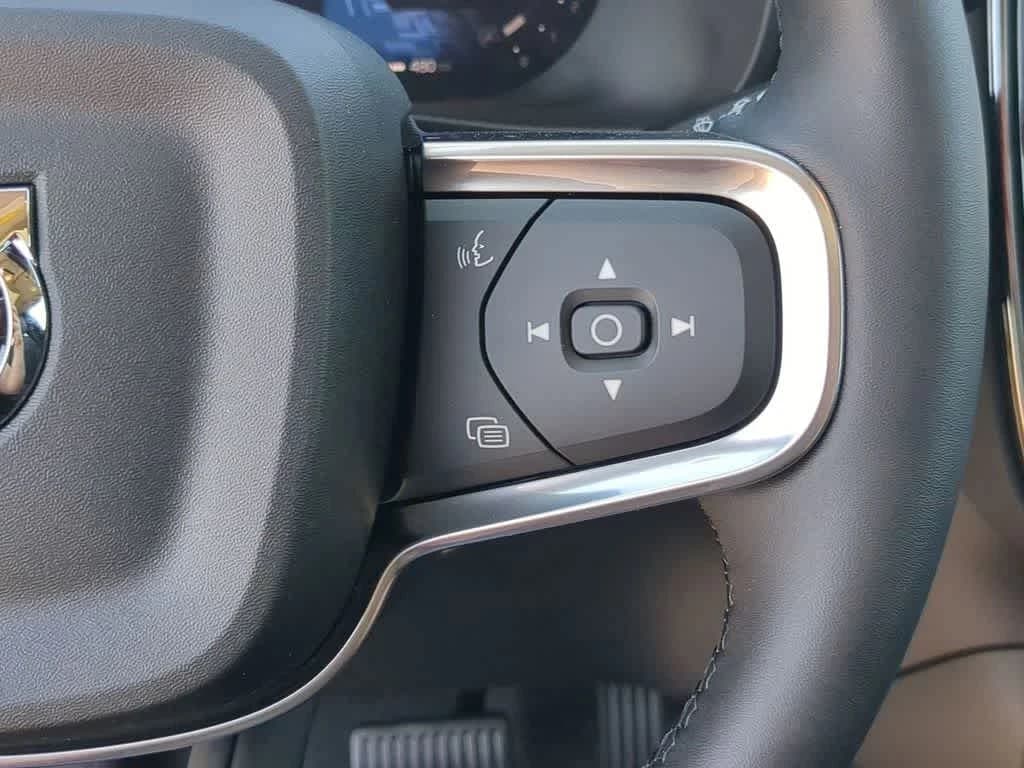 Volvo XC40 Plus B5 AWD 2026 — side view