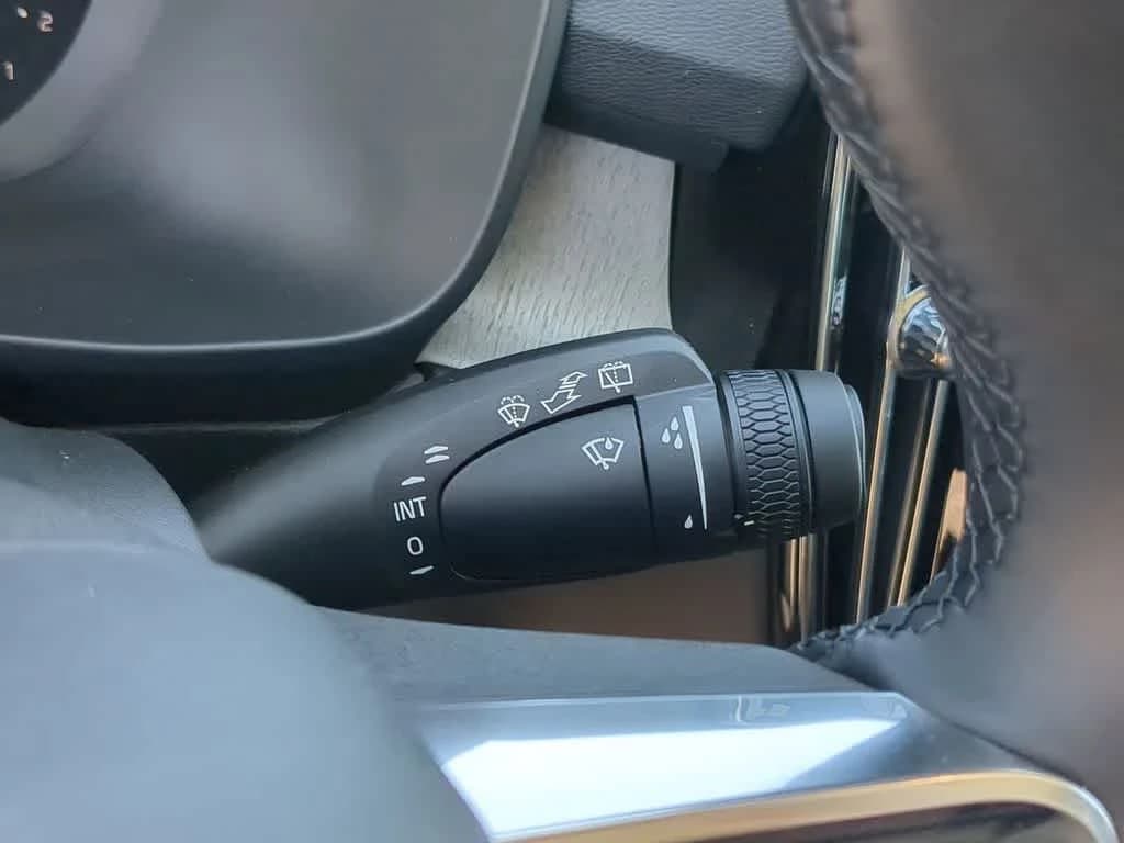 Volvo XC40 Plus B5 AWD 2026 — side view