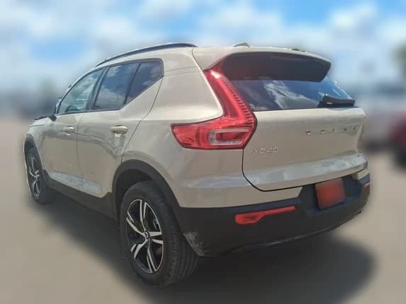 Volvo XC40 Core B5 AWD 2026 — side view