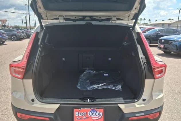 Volvo XC40 Core B5 AWD 2026 — side view