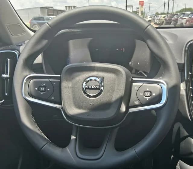 Volvo XC40 Core B5 AWD 2026 — side view