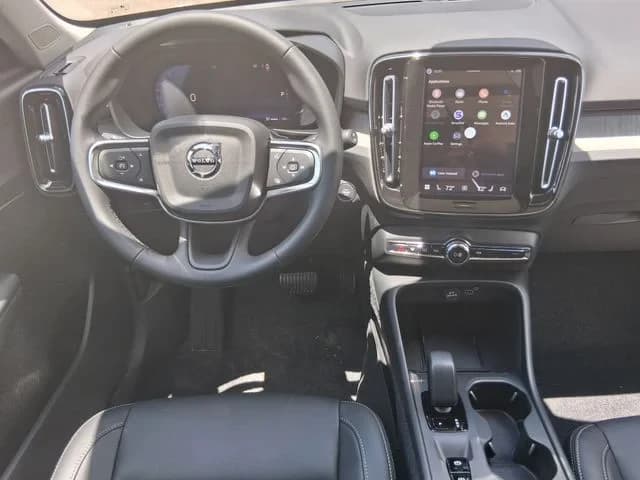 Volvo XC40 Core B5 AWD 2026 — side view