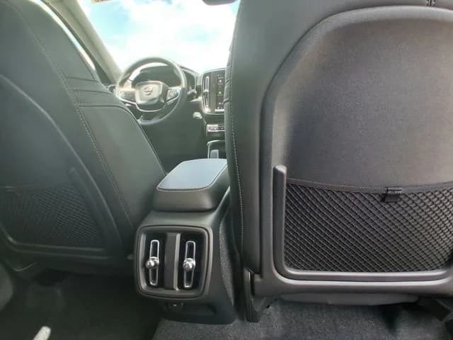 Volvo XC40 Core B5 AWD 2026 — side view