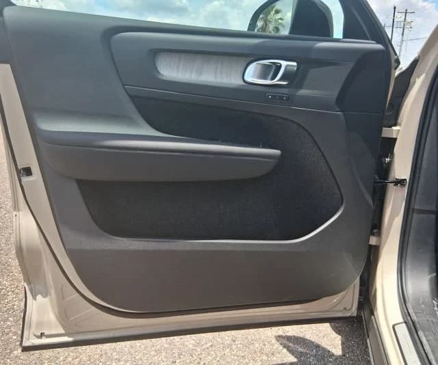 Volvo XC40 Core B5 AWD 2026 — side view