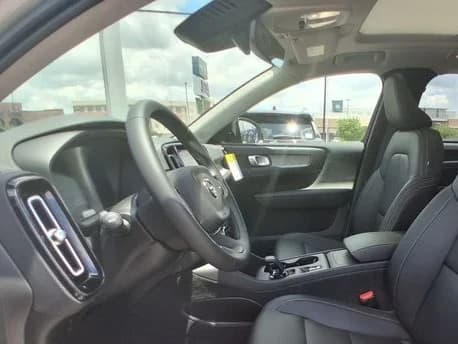 Volvo XC40 Core B5 AWD 2026 — side view