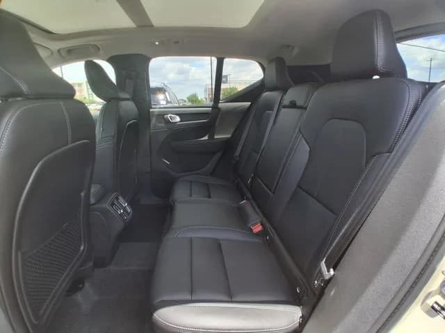 Volvo XC40 Core B5 AWD 2026 — side view
