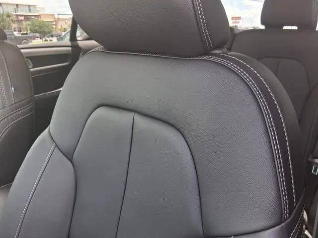 Volvo XC40 Core B5 AWD 2026 — side view