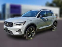 Volvo XC40 Core B5 AWD 2026 — side view