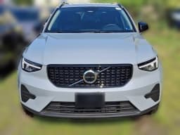 Volvo XC40 Core B5 AWD 2026 — side view