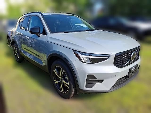 Volvo XC40 Core B5 AWD 2026 — side view